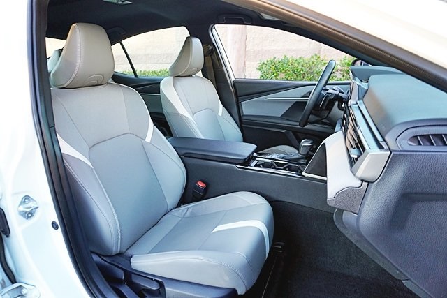 Used 2025 White Toyota SE image 12