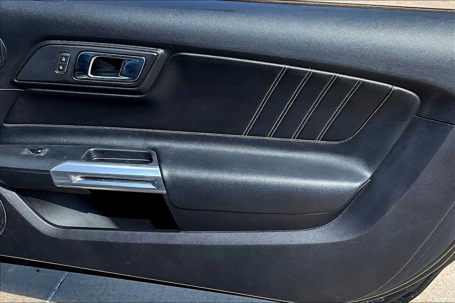 2015 Ford Mustang EcoBoost Premium photo 23