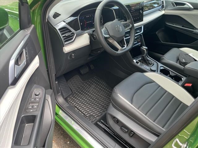 2025 Volkswagen Taos SEL photo 4