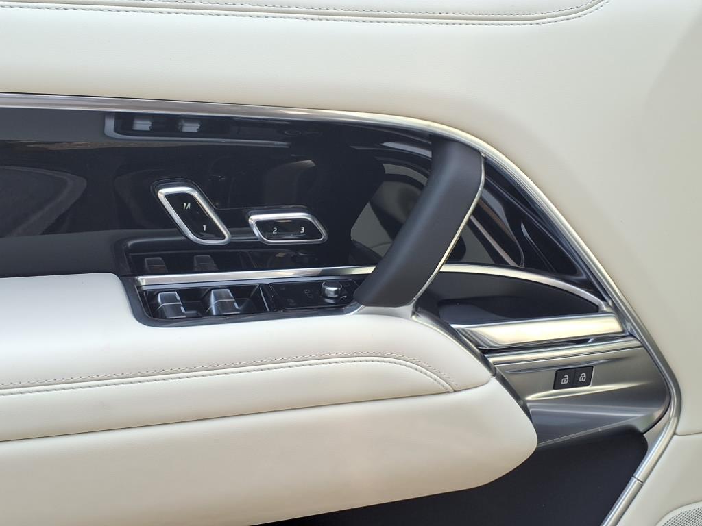 2025 Land Rover Range Rover SE photo 10