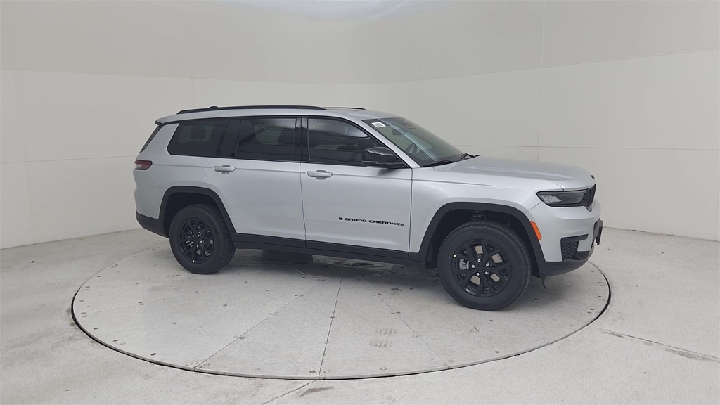 2025 Jeep Grand Cherokee Laredo Altitude X photo 2
