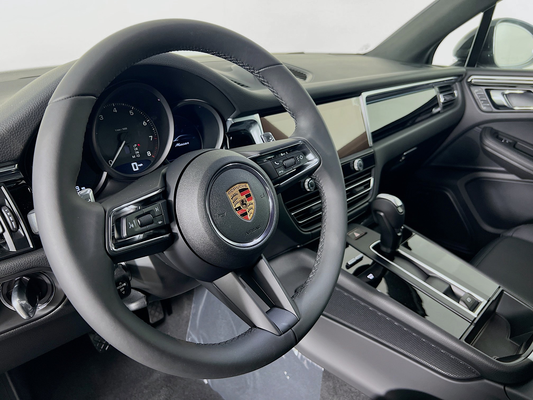 2025 Porsche Macan T photo 4