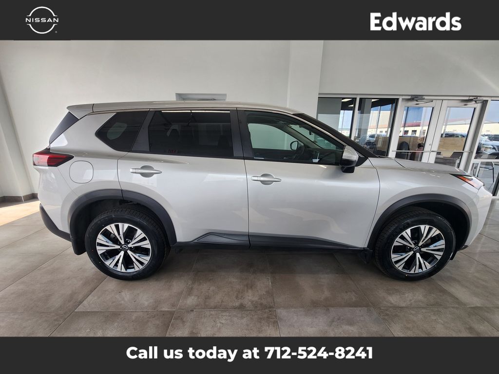 2022 Nissan Rogue SV's photo