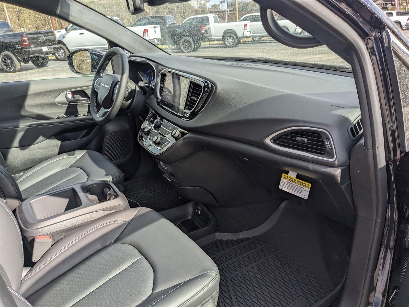 2025 Chrysler Voyager LX photo 18