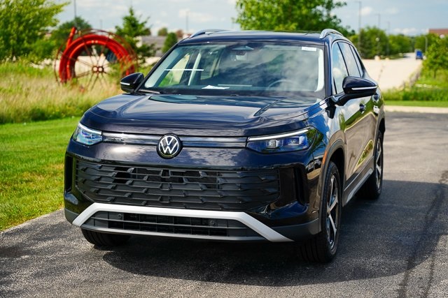 2025 Volkswagen Tiguan SE photo 3