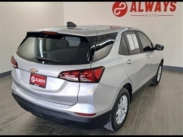 2022 Chevrolet Equinox LS photo 2
