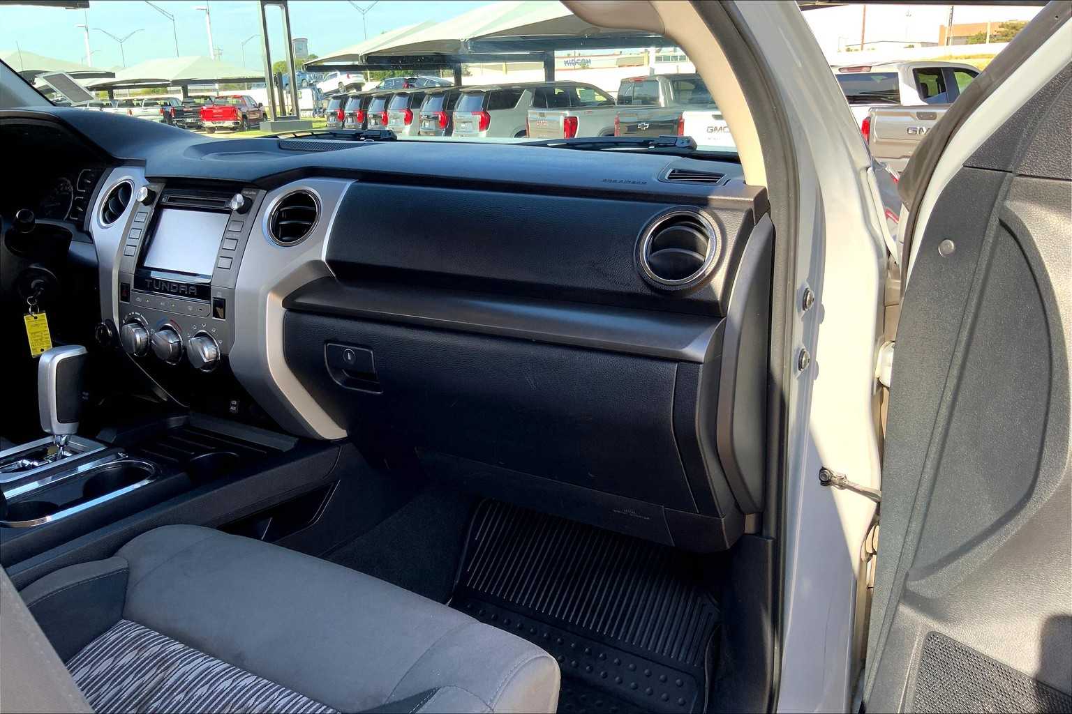2018 Toyota Tundra SR5 photo 16
