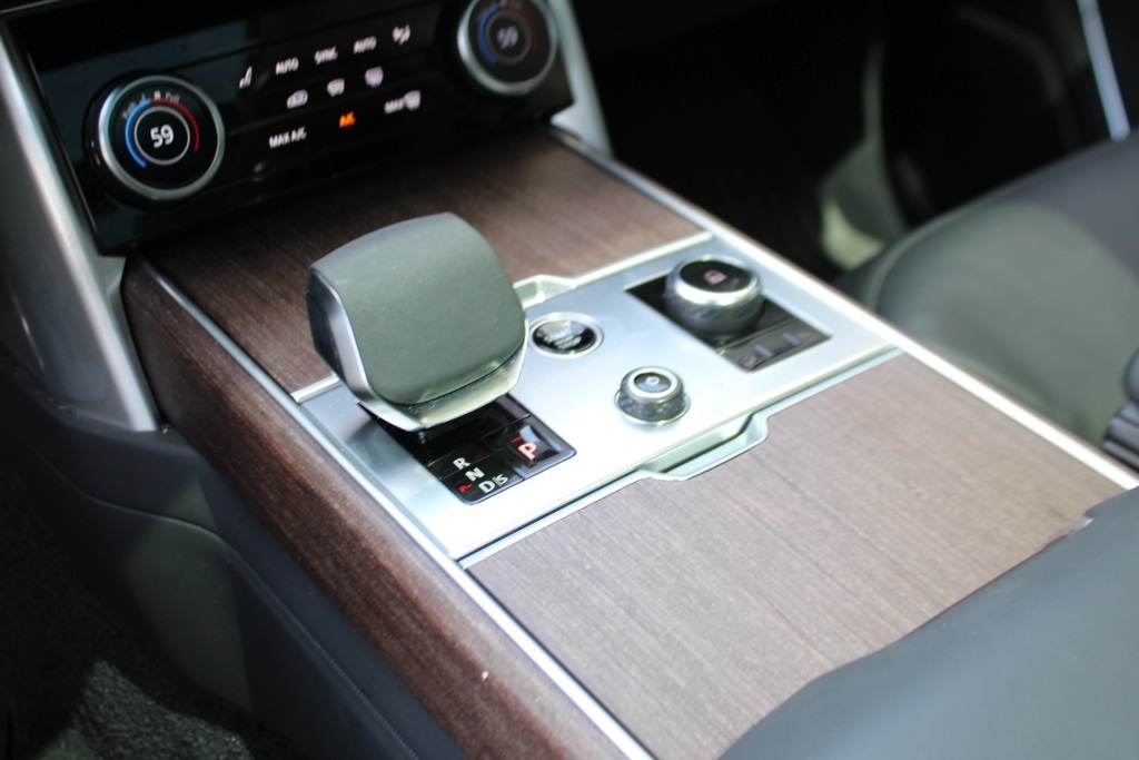 2023 Land Rover Range Rover SE photo 19