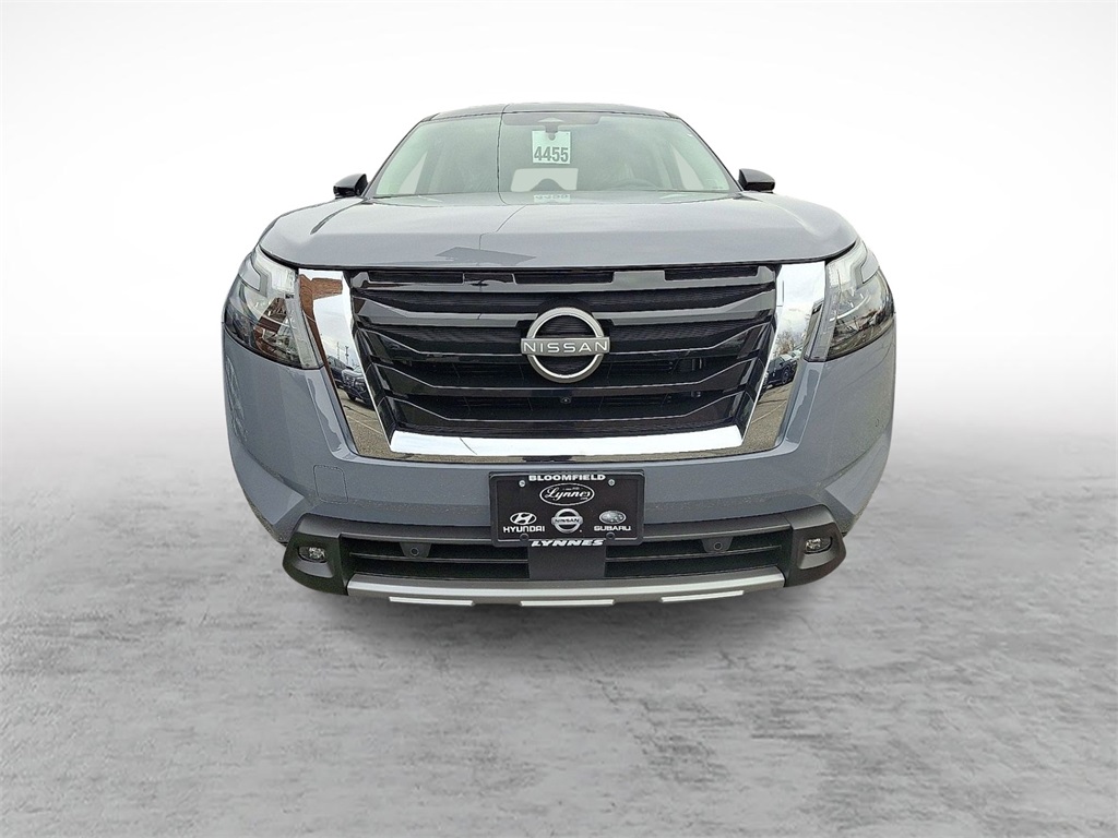 2025 Nissan Pathfinder Platinum photo 2