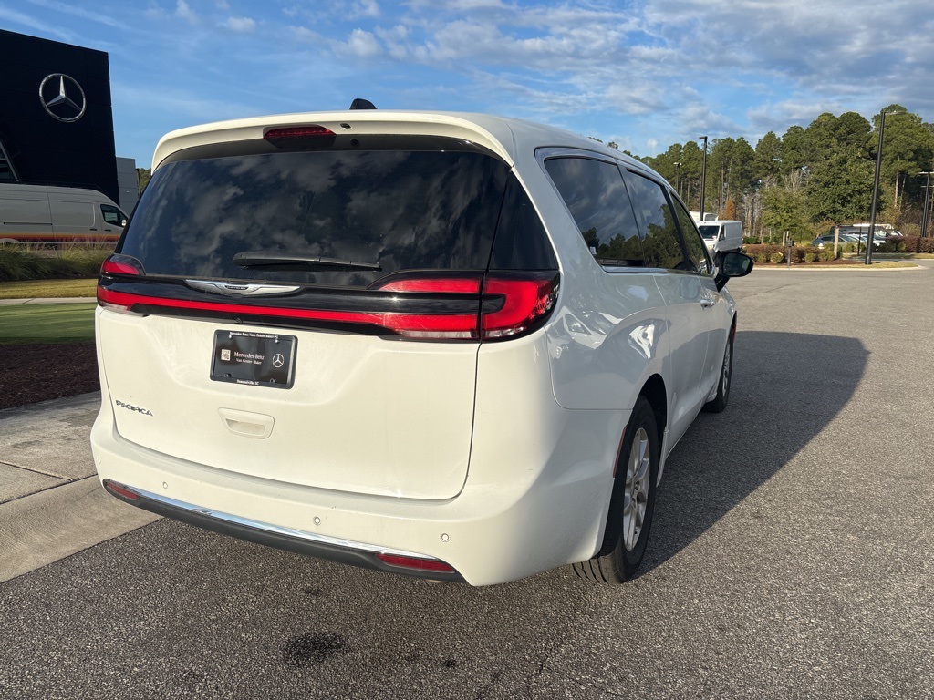 2024 Chrysler Pacifica Touring L photo 3
