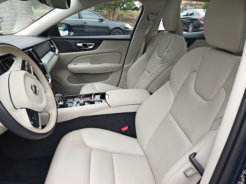 2023 Volvo S60 Recharge T8 Core photo 4
