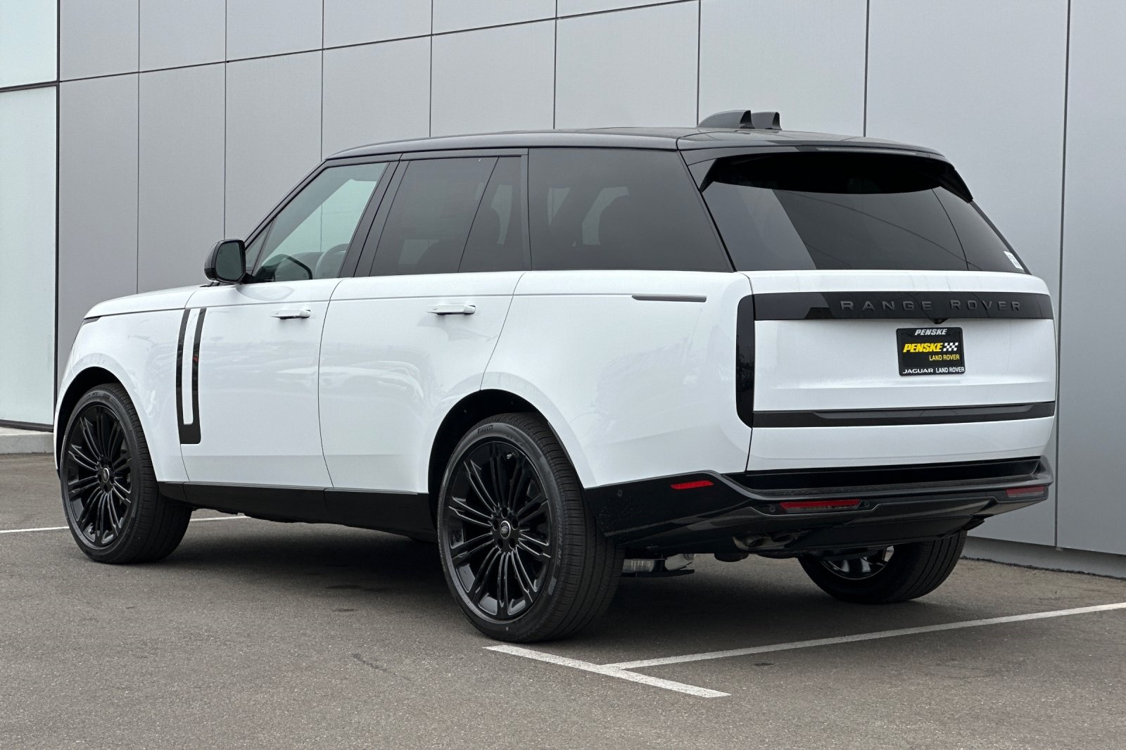 2025 Land Rover Range Rover SE photo 3