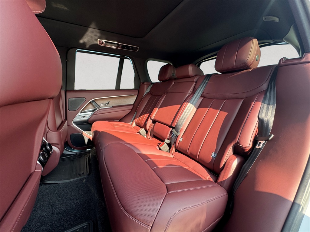 2025 Land Rover Range Rover SE photo 13