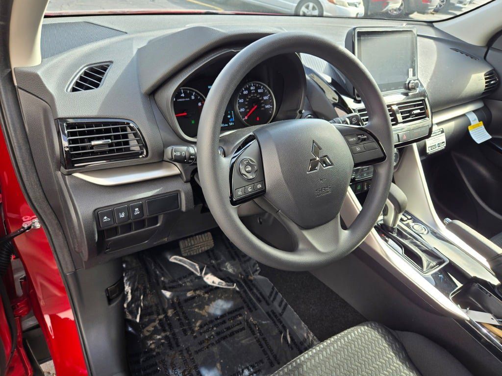 2025 Mitsubishi Eclipse Cross LE photo 11
