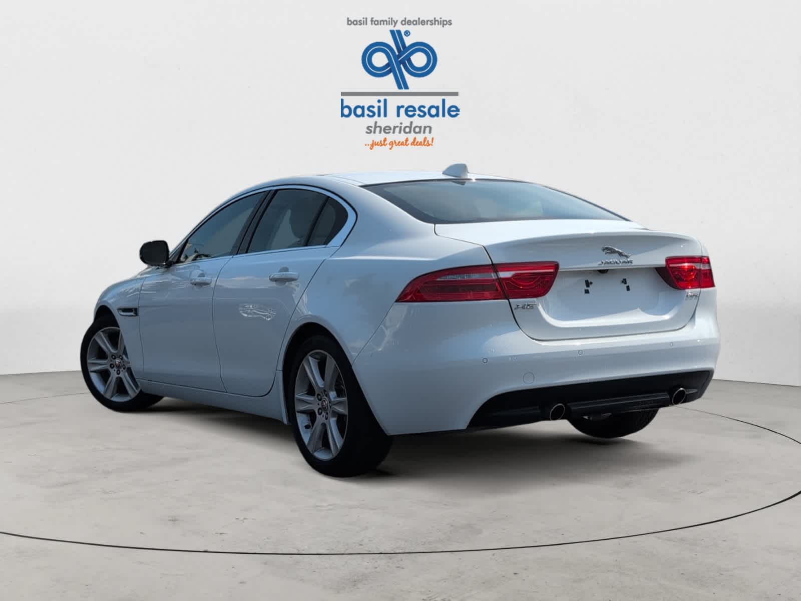 2018 Jaguar XE Prestige photo 4