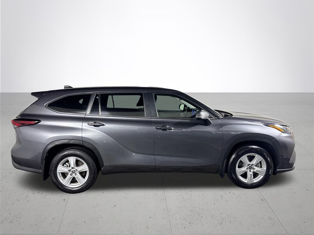 2024 Toyota Highlander LE photo 4