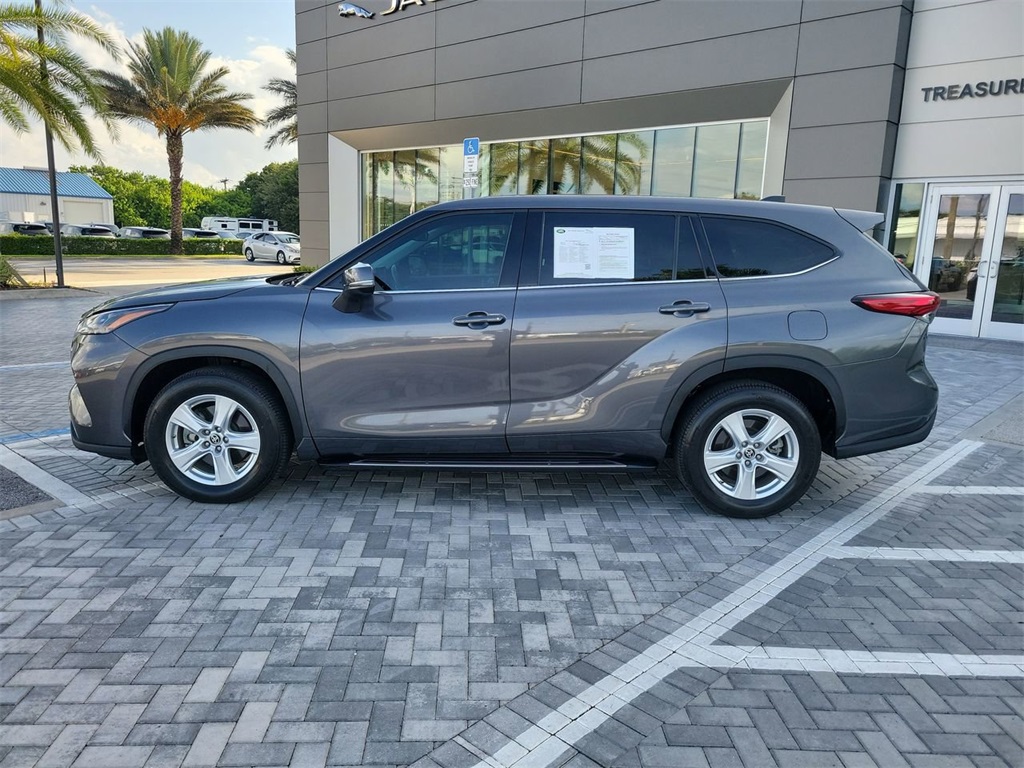 2022 Toyota Highlander LE photo 2