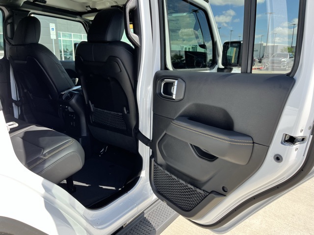 2025 Jeep Wrangler Sahara photo 19
