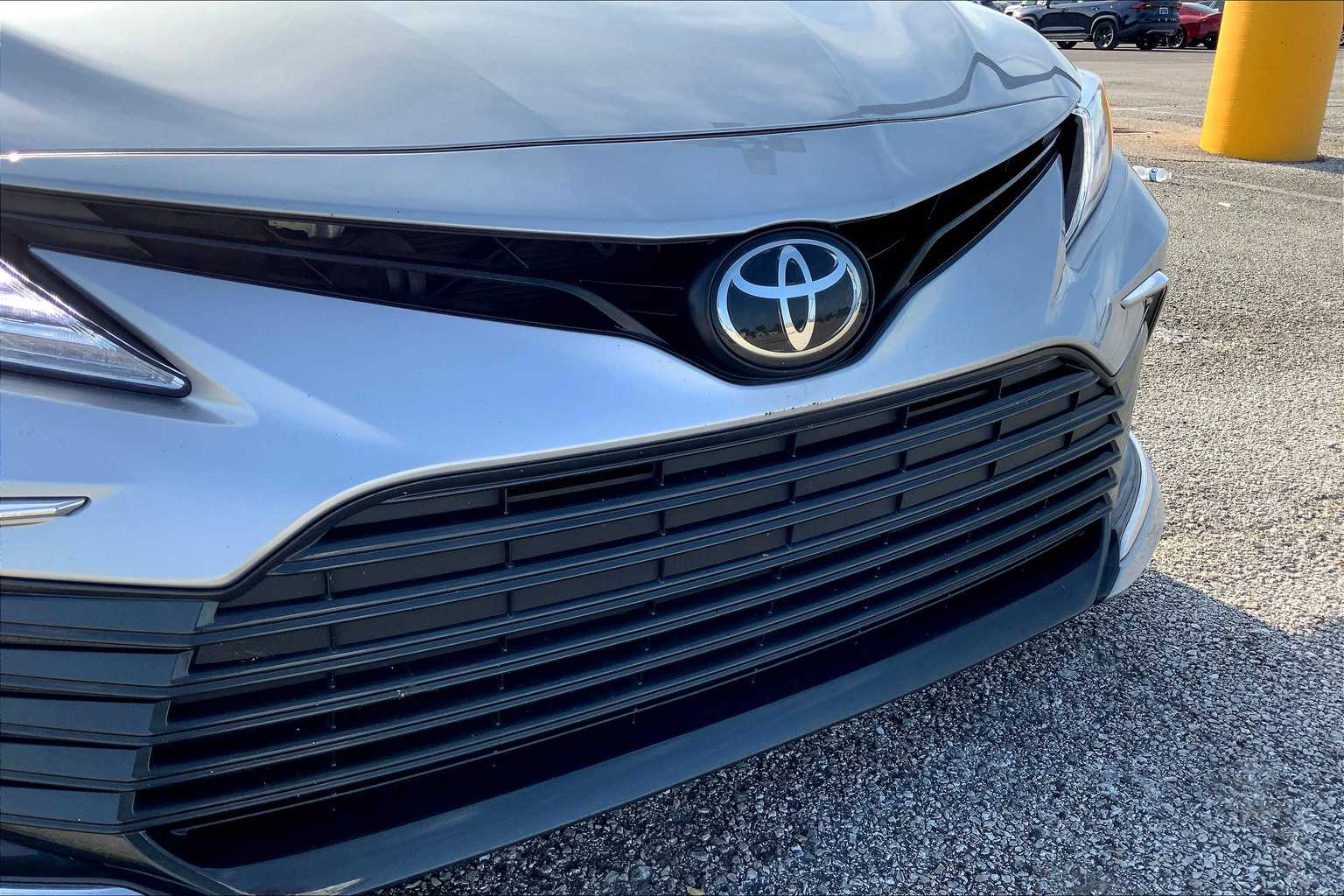2022 Toyota Camry XLE V6 photo 28