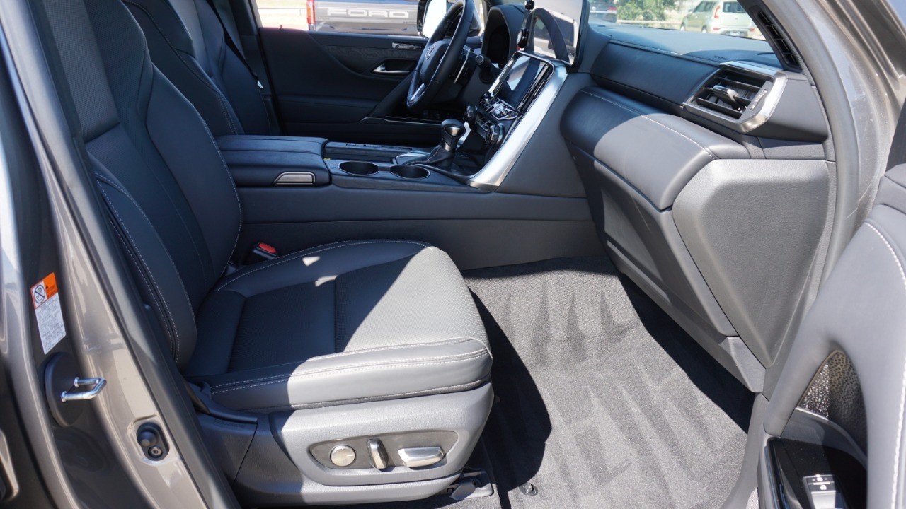 2022 Lexus LX 600 Luxury photo 12