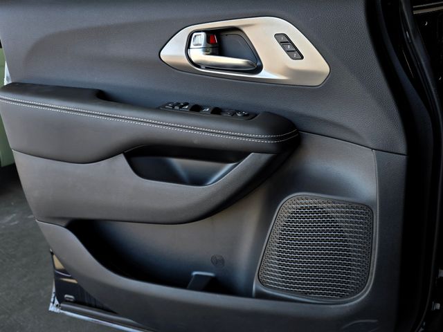 2025 Chrysler Pacifica photo 17