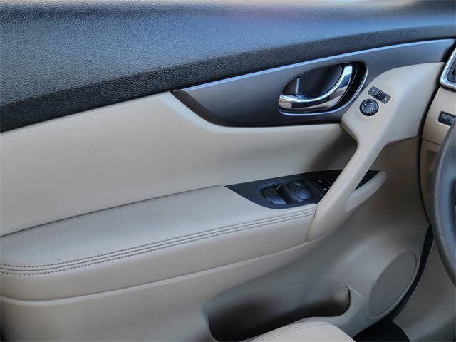 2016 Nissan Rogue SV photo 22