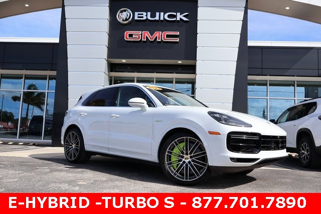 2023 Porsche Cayenne Turbo S E-Hybrid's photo