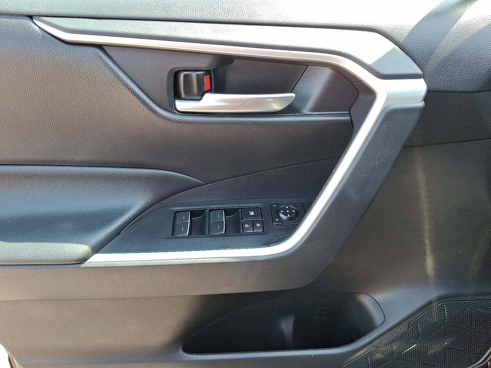 2022 Toyota RAV4 Hybrid SE photo 4