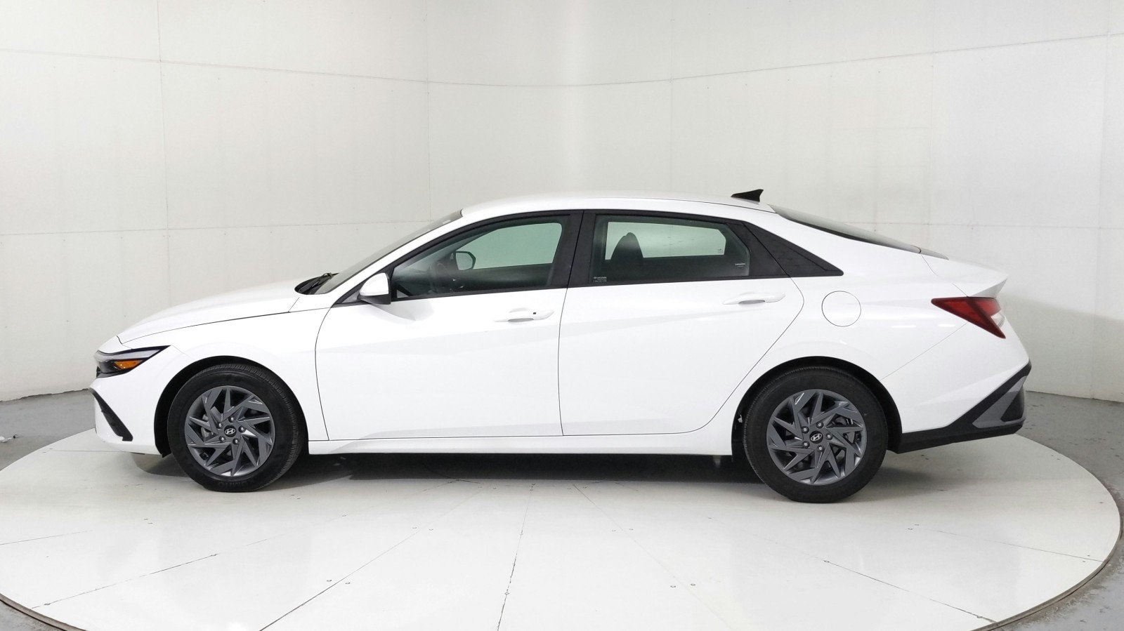 Used 2024 Serenity White Hyundai SEL image 3