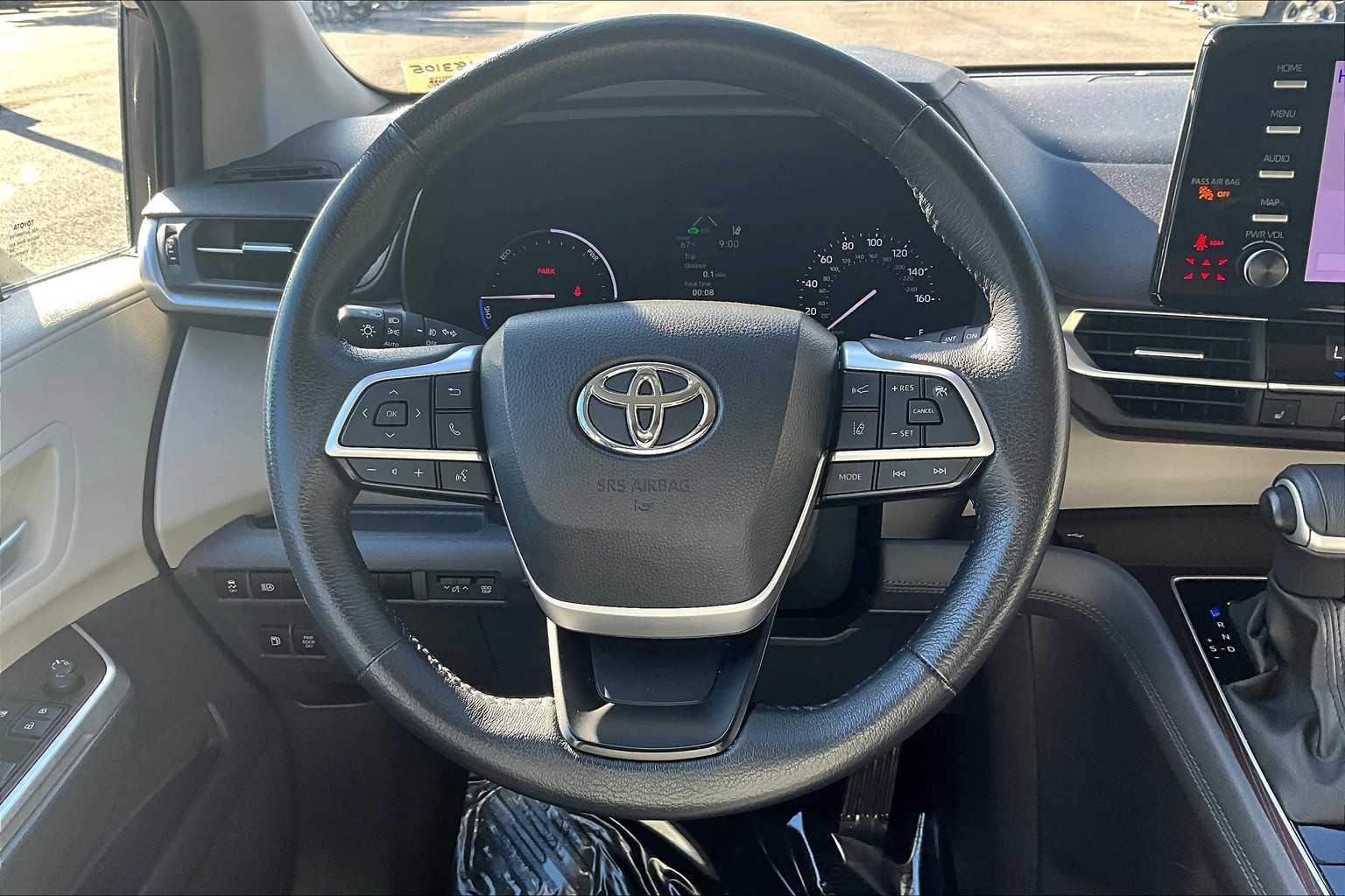 2024 Toyota Sienna XLE photo 5