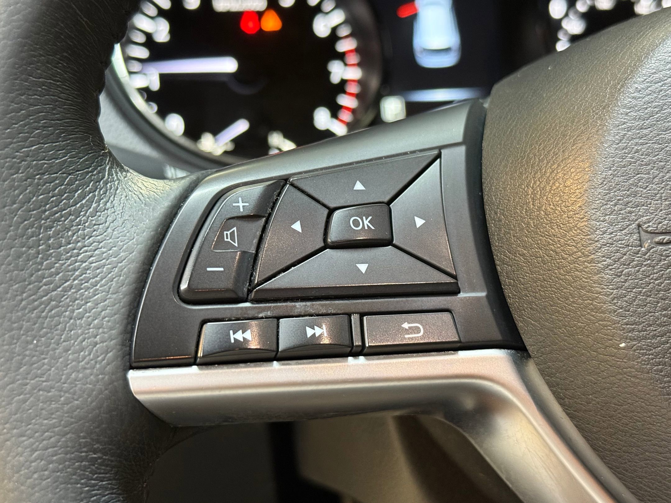 2017 Nissan Rogue SV photo 13