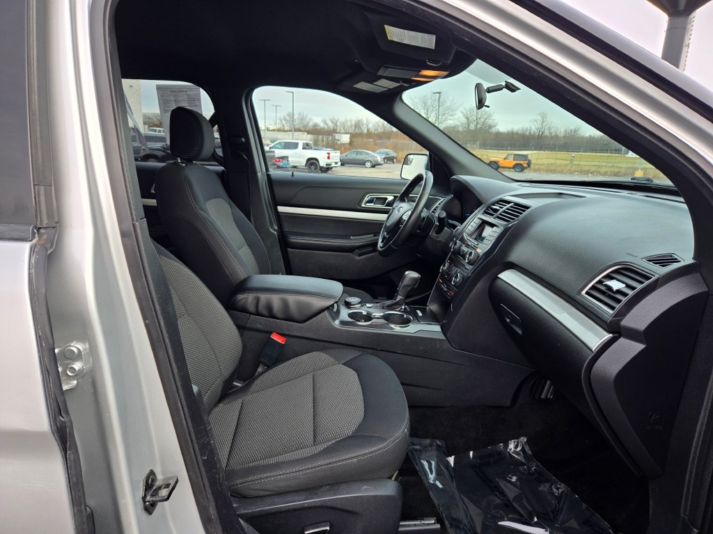 2017 Ford Explorer XLT photo 4