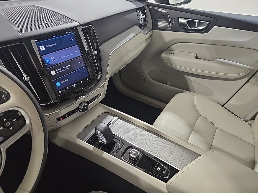 2025 Volvo XC60 B5 Plus photo 12