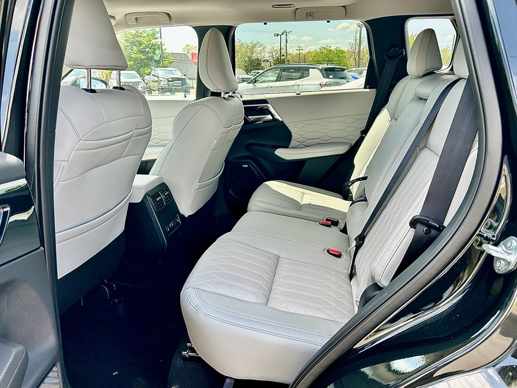 2025 Mitsubishi Outlander SEL photo 9