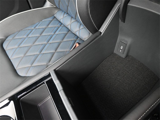 2025 Volkswagen Atlas Cross Sport SEL Premium R-Line photo 3