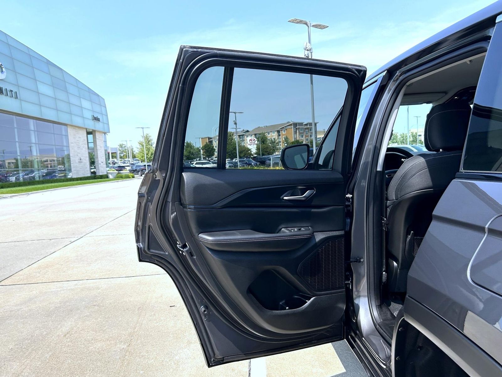 2023 Jeep Grand Cherokee Laredo photo 18