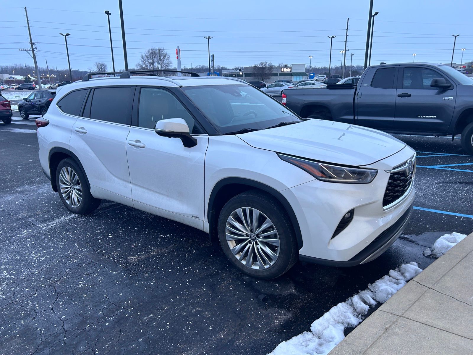 2024 Toyota Highlander Platinum's photo