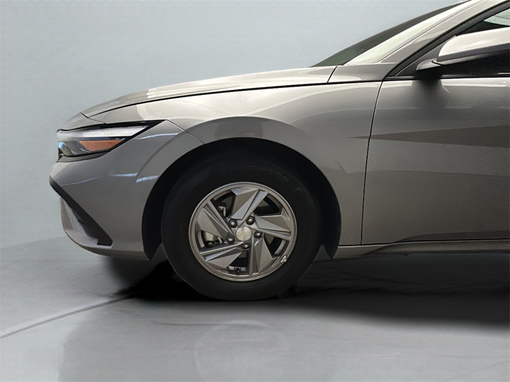 2025 Hyundai Elantra SE photo 3