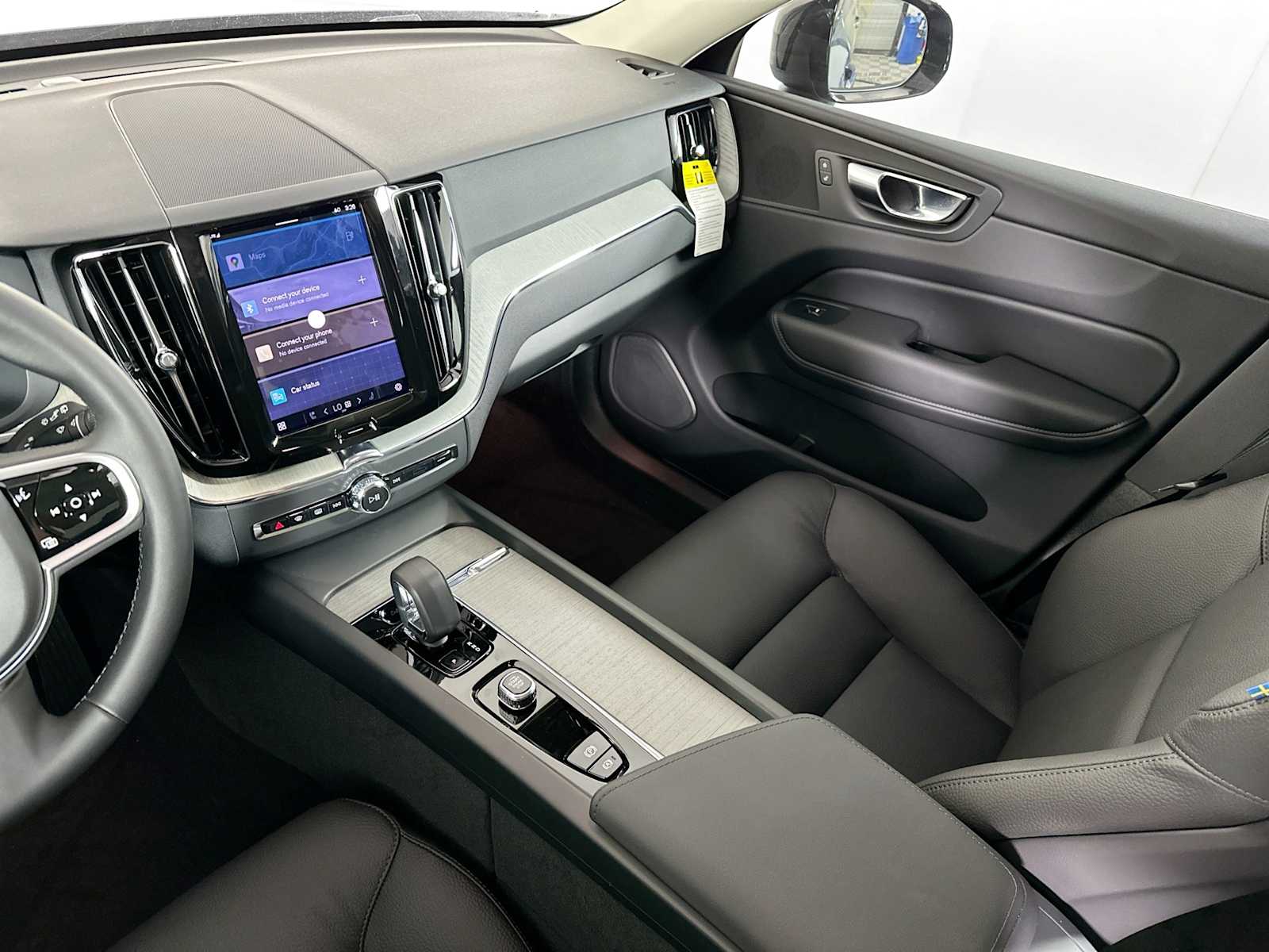 2025 Volvo XC60 T8 Plus photo 21