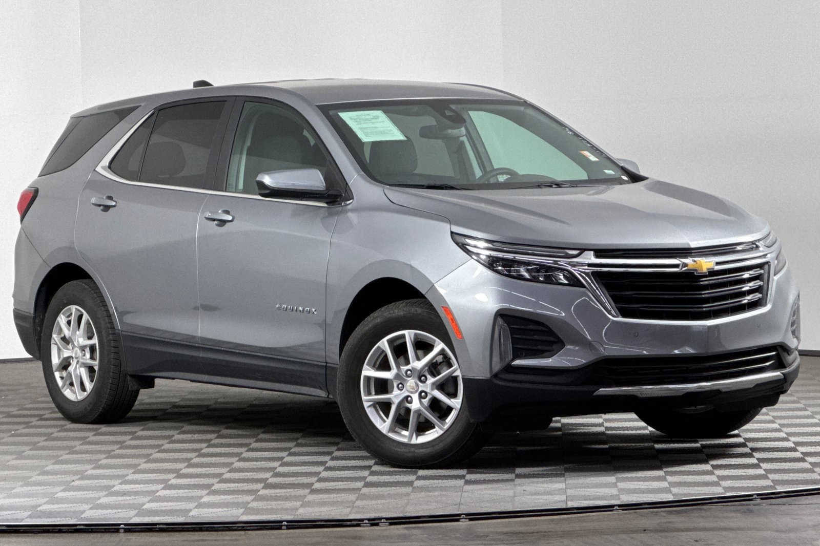 2024 Chevrolet Equinox LT photo 2