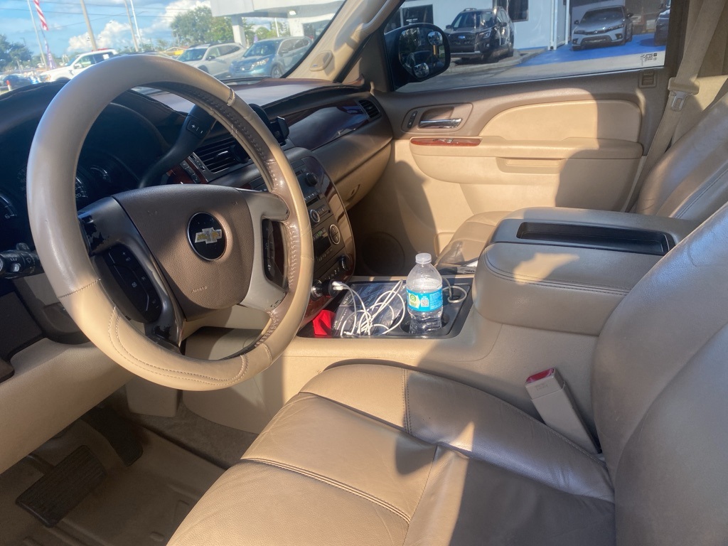 2014 Chevrolet Suburban 1500 LT photo 3
