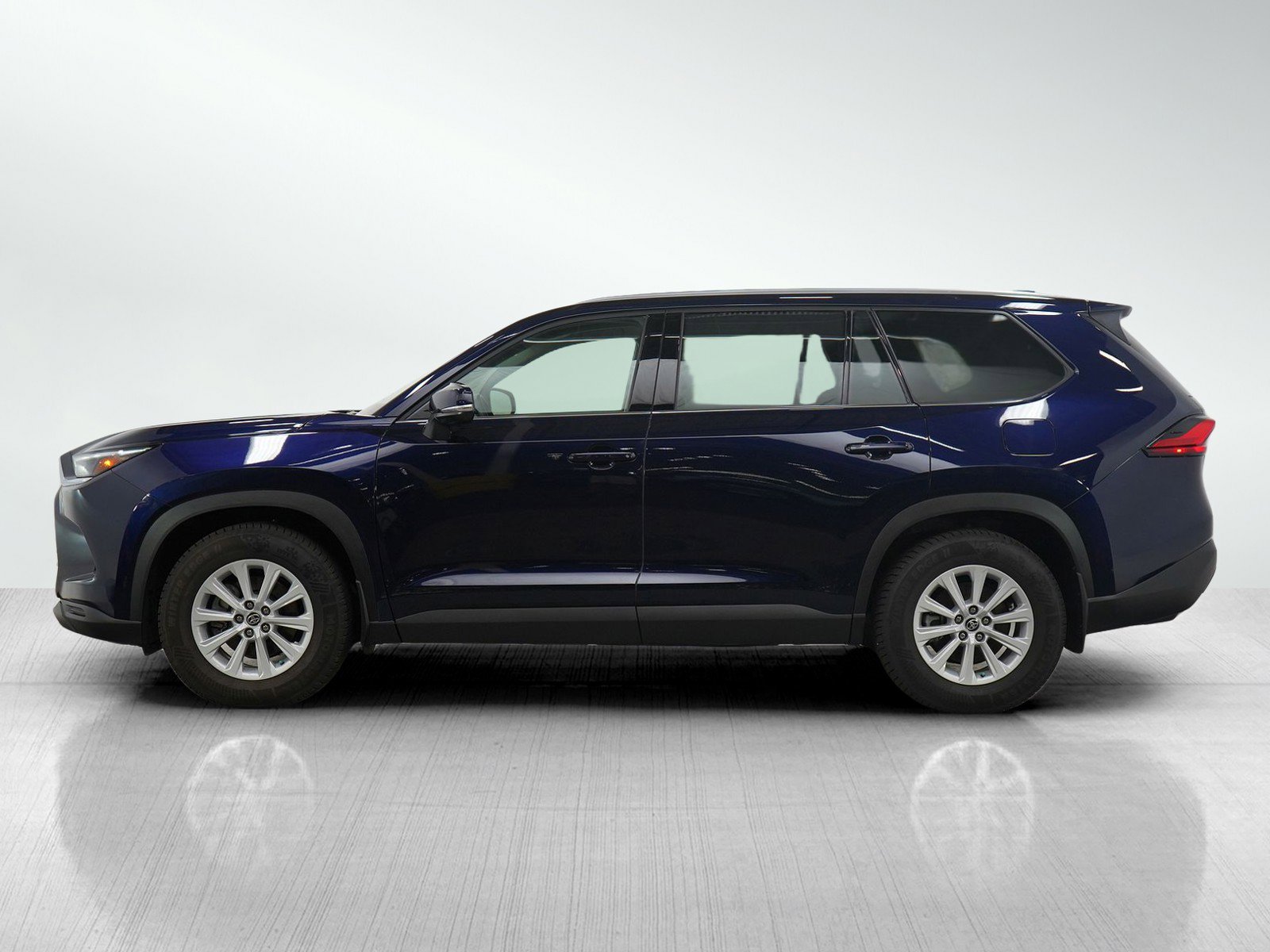 Used 2024 Toyota Grand Highlander XLE with VIN 5TDACAB56RS002579 for sale in Bloomington, Minnesota