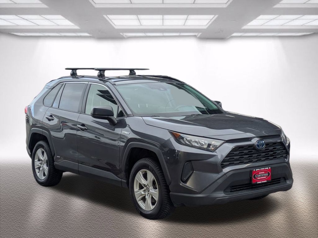 2020 Toyota RAV4 LE's photo