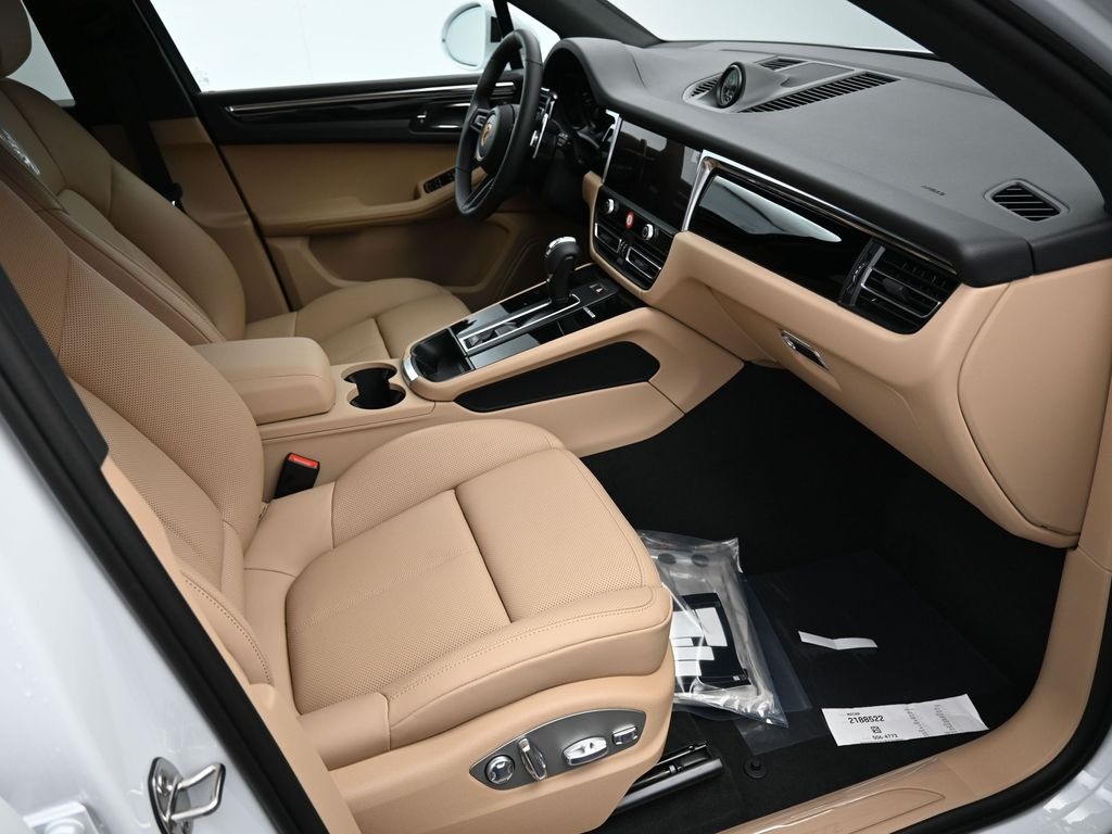 2026 Porsche Macan T photo 8