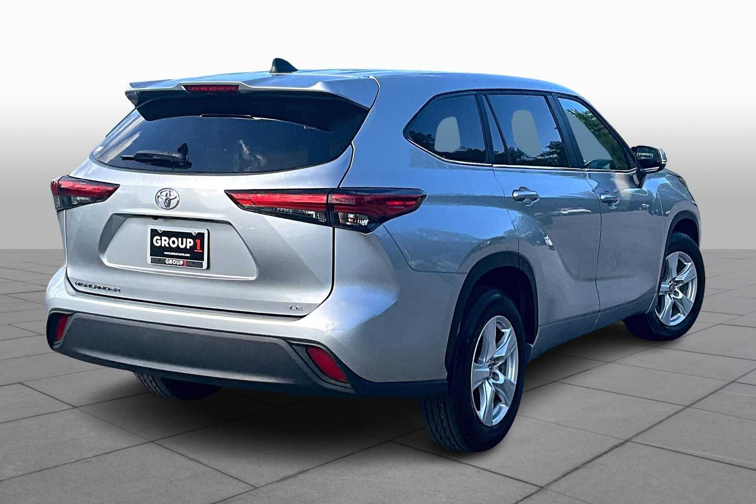 2023 Toyota Highlander LE photo 12