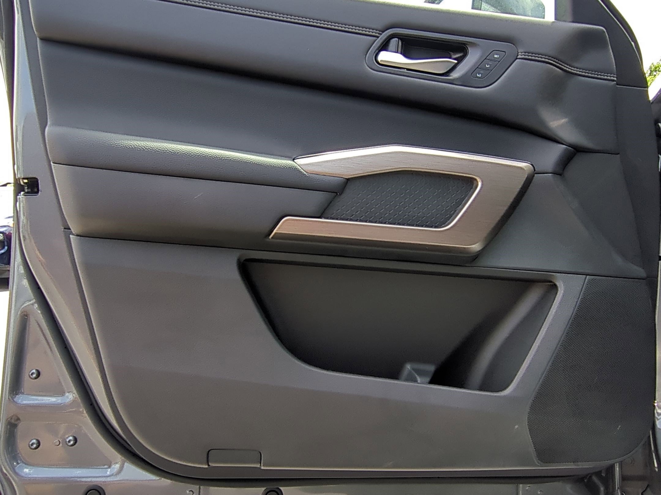 2025 Nissan Pathfinder Platinum photo 6
