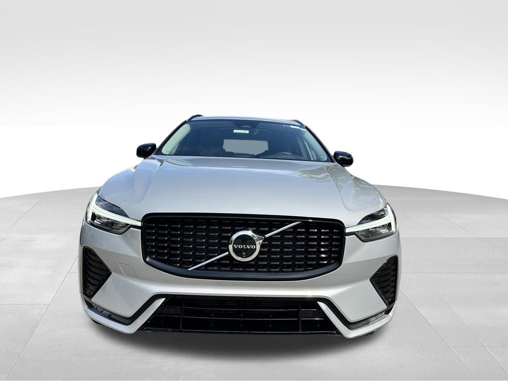 2025 Volvo XC60 B5 Plus photo 2