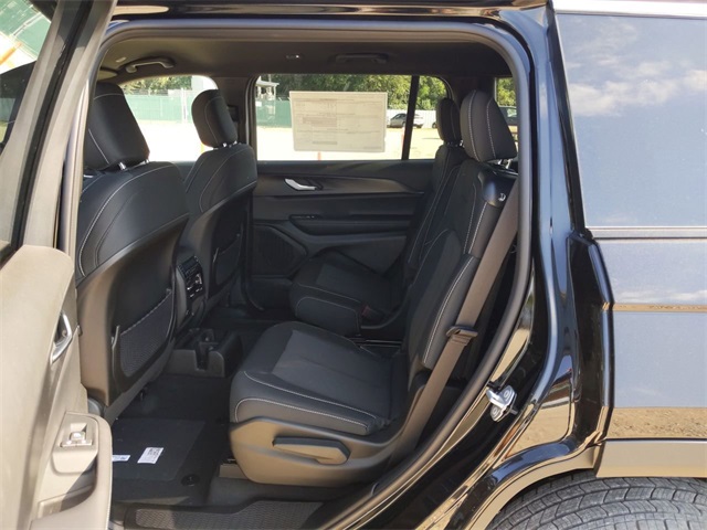 2025 Jeep Grand Cherokee Laredo Altitude photo 16