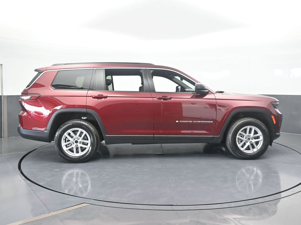 2025 Jeep Grand Cherokee Laredo photo 4