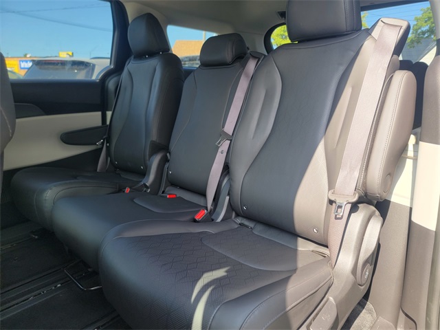 2024 Kia Carnival LX photo 13